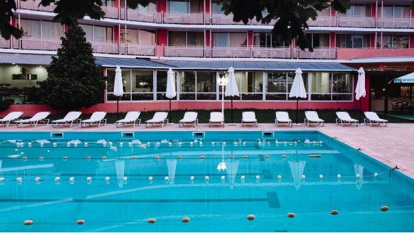 不懂游泳池水處理設(shè)備怎么選？南寧長江源來教你